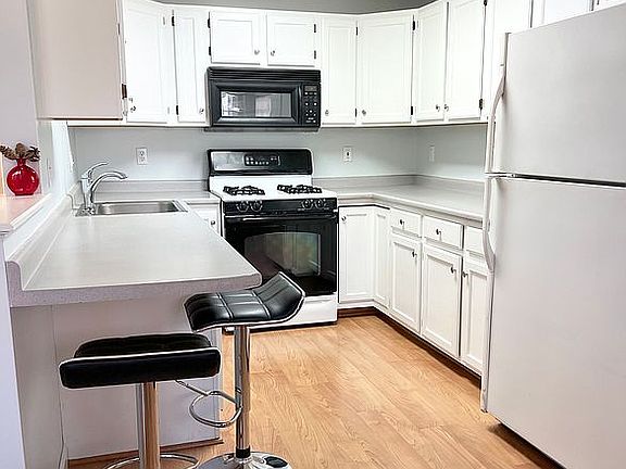 3rd image of 24 Lincoln Dr