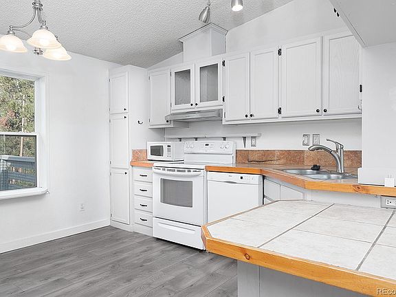 5th image of 895 Wapiti Dr