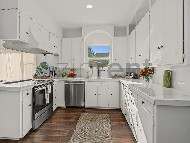 185 E Lincoln St — Photo 17