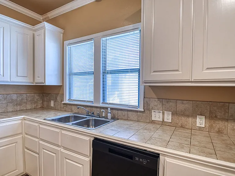 464 College Ave — Photo 19