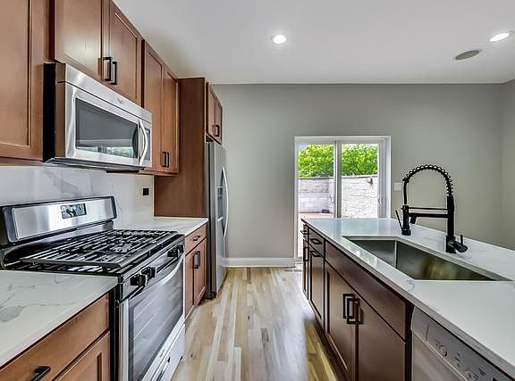 4th image of 1872 N Oakley Ave