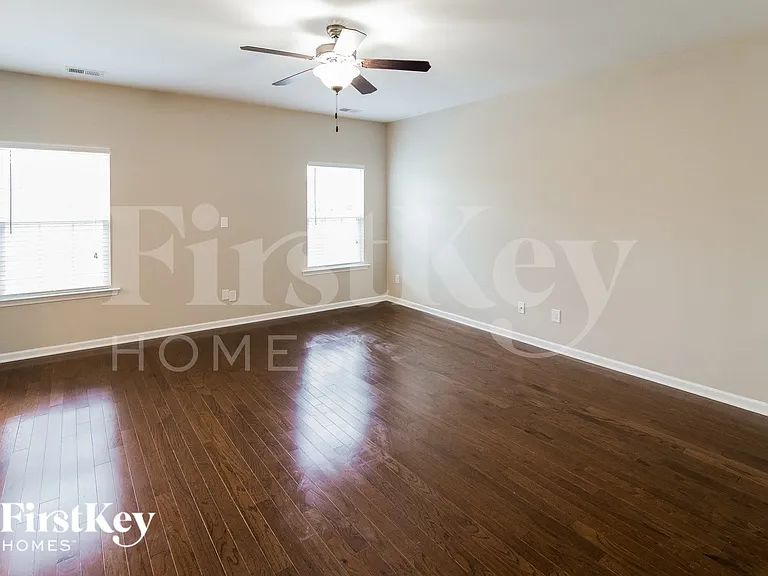 445 Whispering Breeze Ln — Photo 3