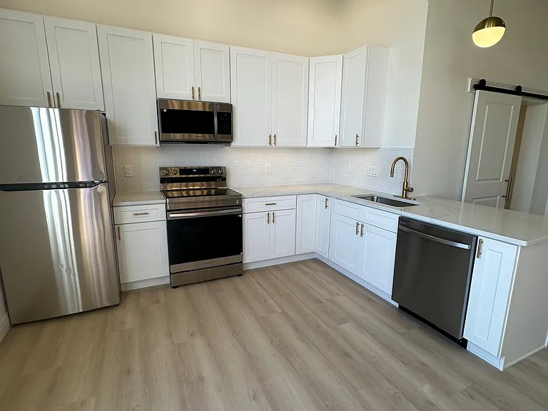 113 E Broadway St #B — Photo 4