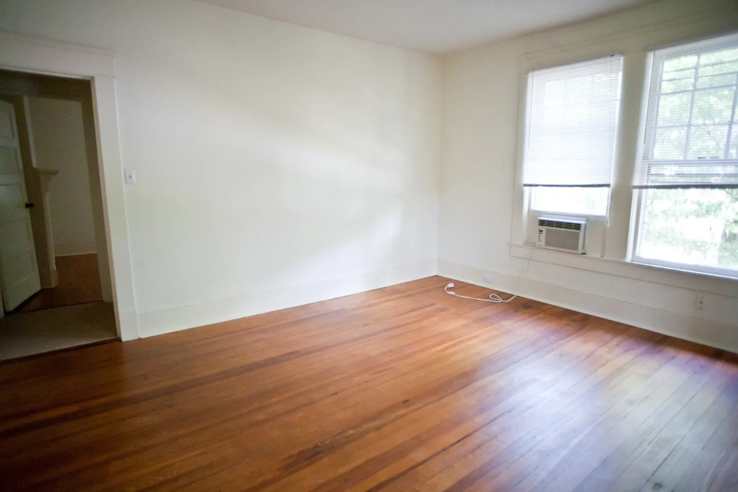 2br Apartment on McCauley St - Cameron-McCauley Historic District — Photo 4