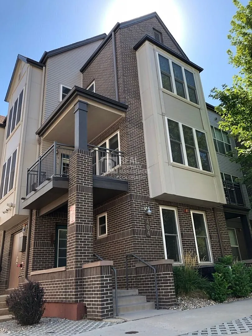 Luxury 3-Bedroom Townhome | Lakewood, Co — Photo 1