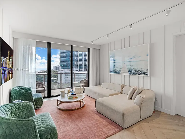 2201 Collins Ave #1010 — Photo 2