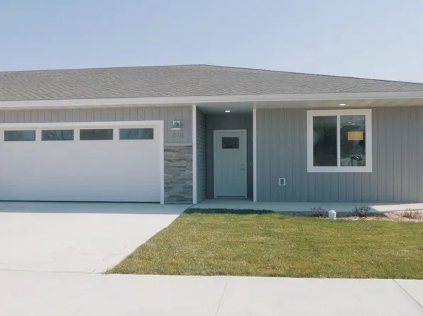 810 Parkside Ln, Charles City, IA 50616