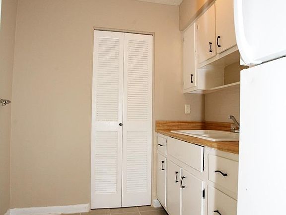 3rd image of 246 Oak St APT E