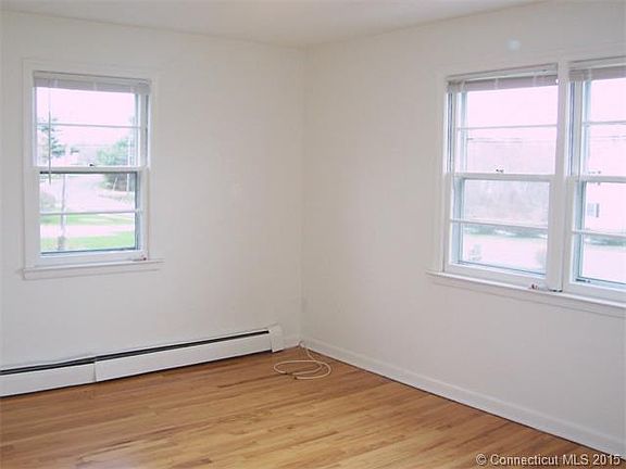 Front corner bedroom has th...