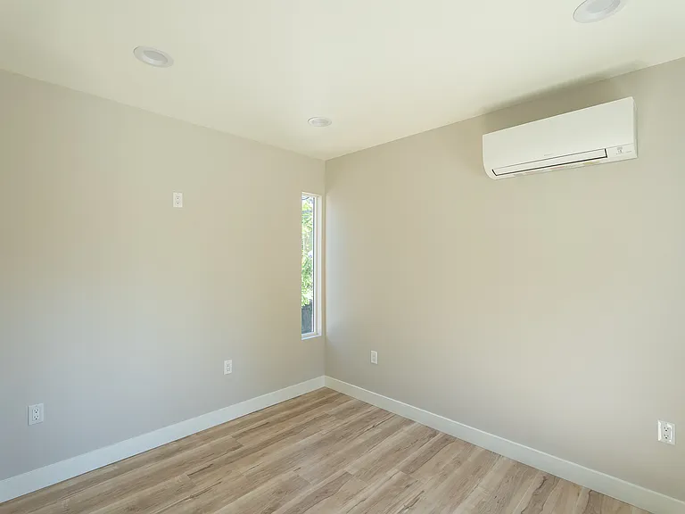 Upstrais bedroom 2