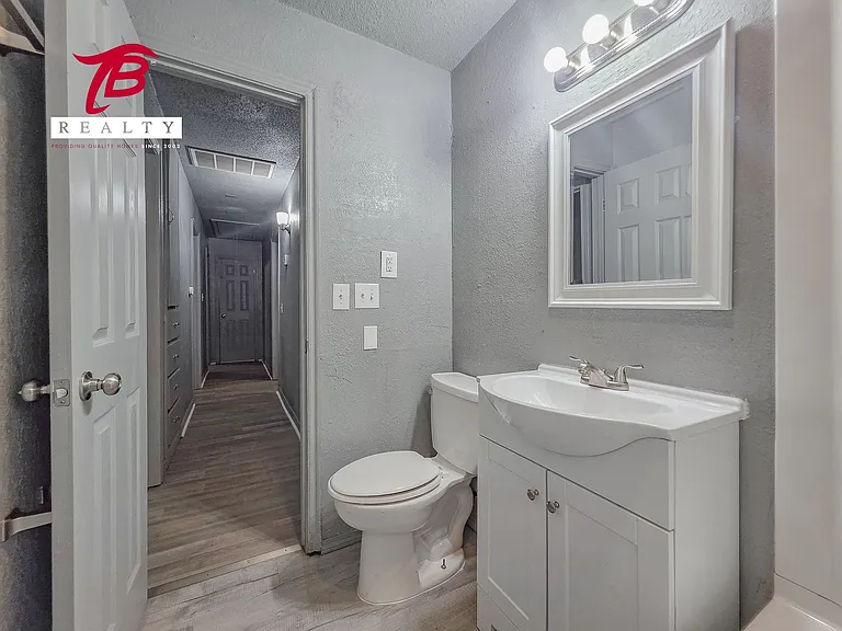 2320 NE 20th St — Photo 19