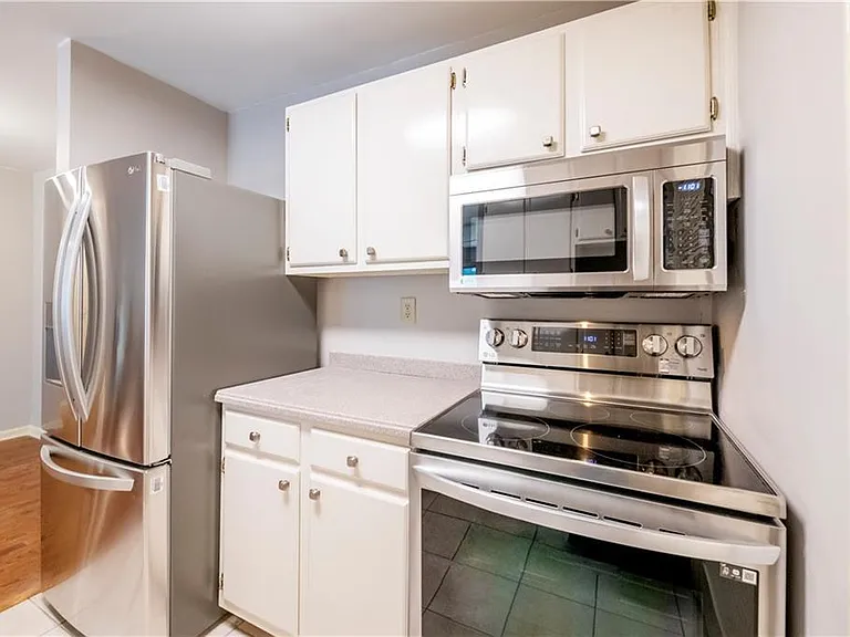 305 Granville Ct #305 — Photo 10