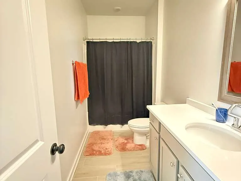 Upstairs restroom in between 2 bedrooms