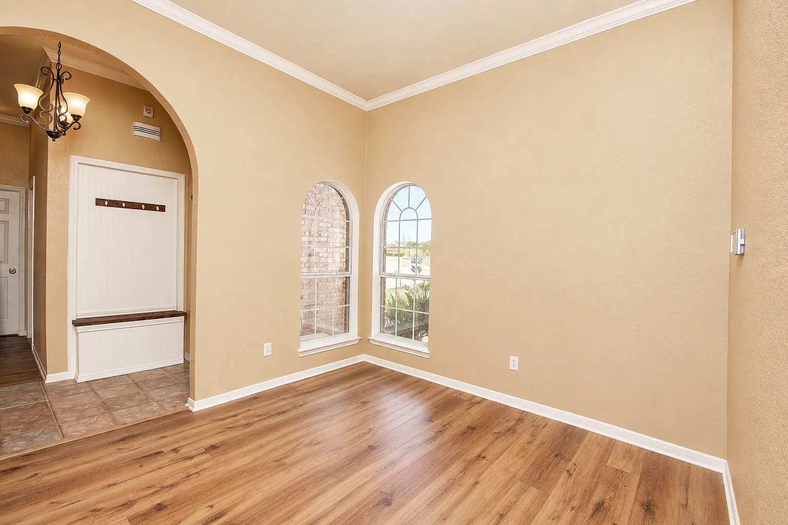 4 bed, 2.0 bath, 2156 sqft, $1,900 — Photo 2
