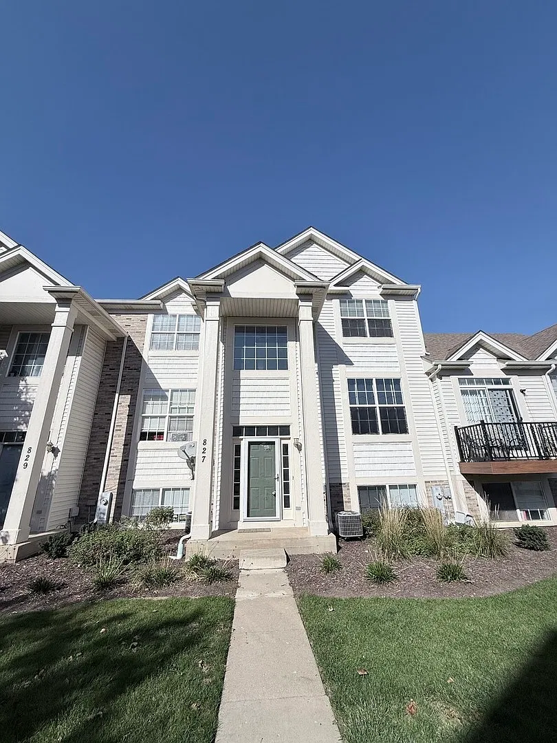 3 bed, 2.5 bath, 2116 sqft, $2,650 — Photo 1