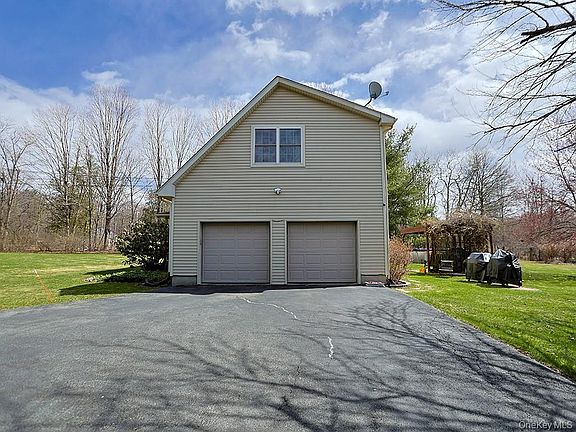 3rd image of 211 Colden Hill Road