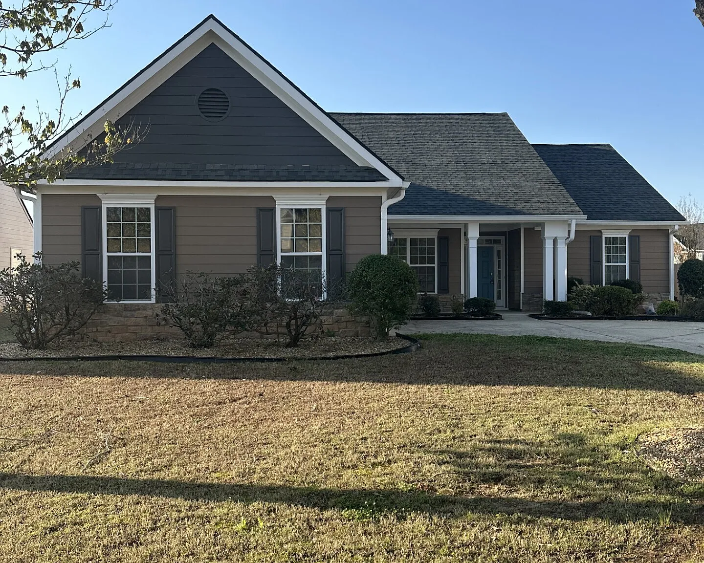 4 bed, 2.0 bath, 2476 sqft, $2,500 — Photo 1