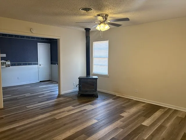 942 Forrest Ave — Photo 3