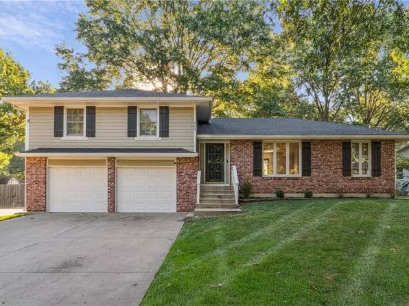 205 S Broadmoor St, Louisburg, KS 66053