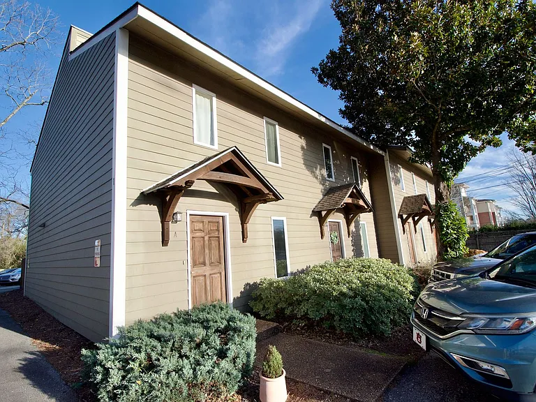 210 N Ross St #A — Photo 1