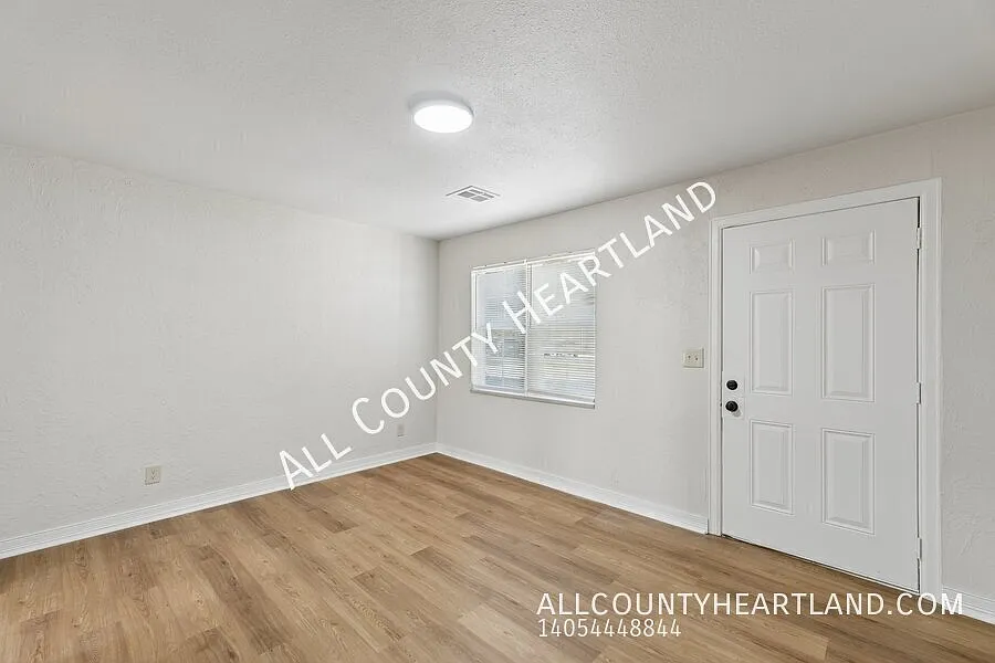 Charming 2 Bed, 1 Bath Home in Oklahoma City! — Photo 2