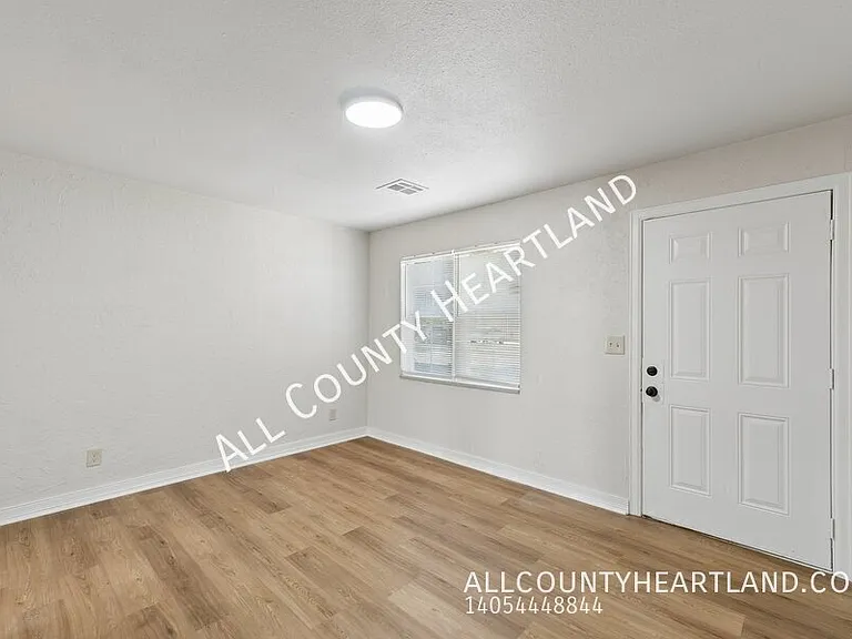 912 SW 48th St — Photo 2