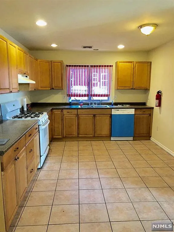 3 bed, $3,300 — Photo 3