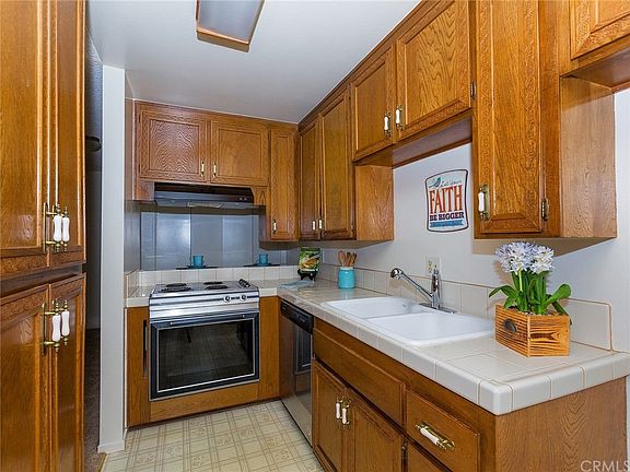 5th image of 422 E Newmark Ave