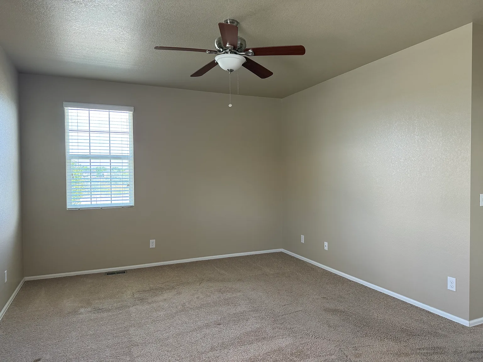 5 bed, 2888 sqft, $3,195 — Photo 4