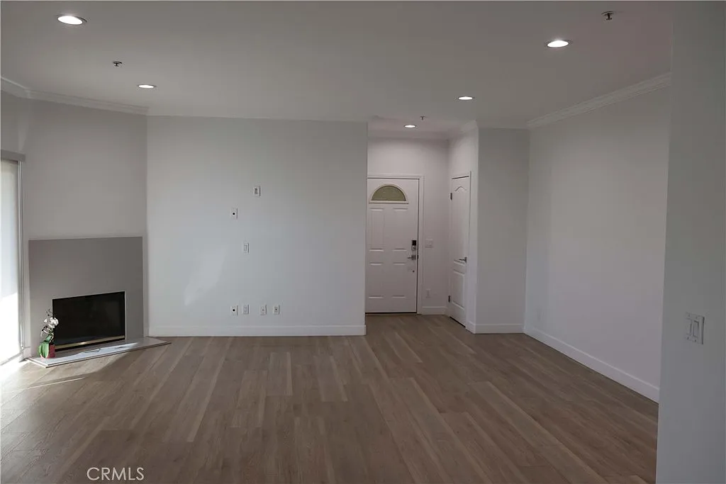 3 bed, 1411 sqft, $4,475 — Photo 2