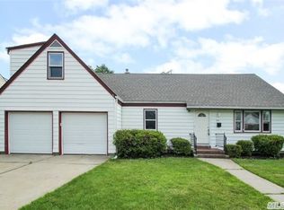 216 Manor Pkwy, Uniondale, NY 11553