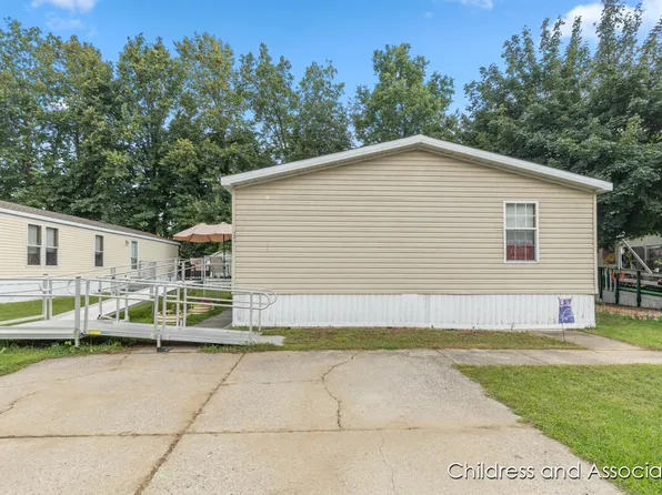 304 S Grandbrook Cir SE, Grand Rapids, MI 49548