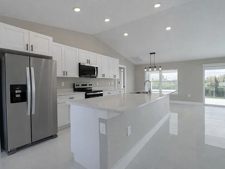 111 NW 19th Pl — Photo 4