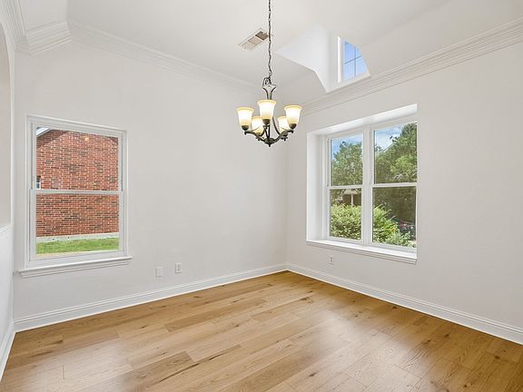 4th image of 597 Southridge Way