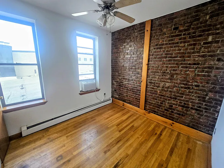 1093 Summit Ave #10 — Photo 4