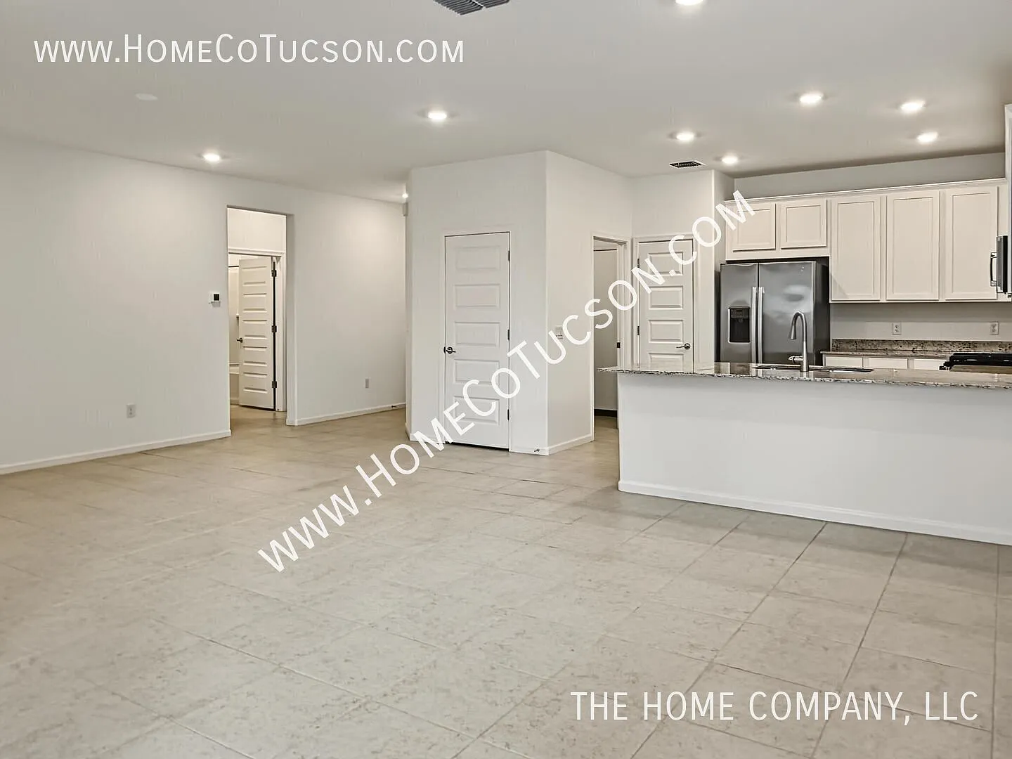 Desert-Modern home with an Easy-Care Backyard| 700 W Calle El Acuario — Photo 4