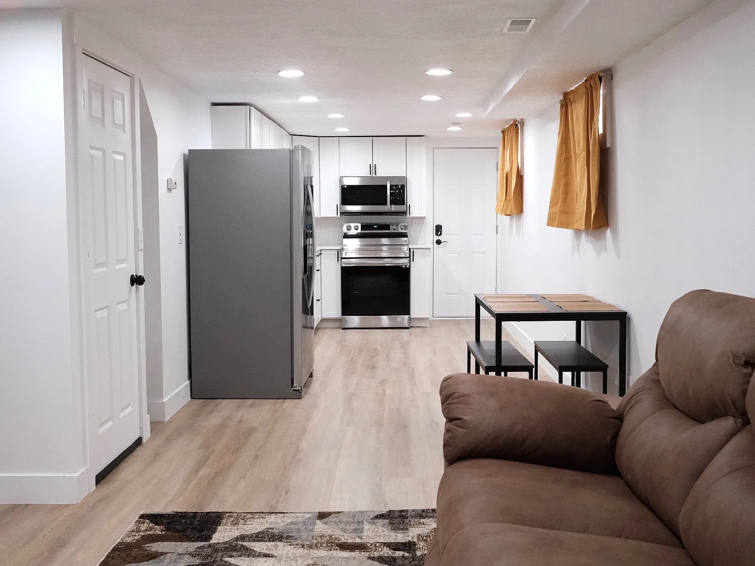 2 bed, 1000 sqft, $1,550 — Photo 3