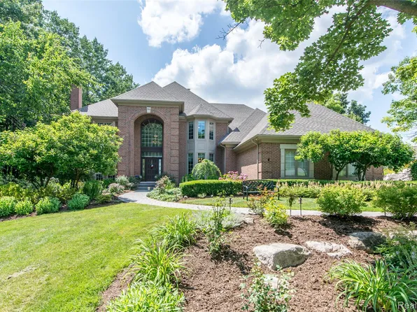 3166 Beach Lake Dr W, Milford, MI 48380