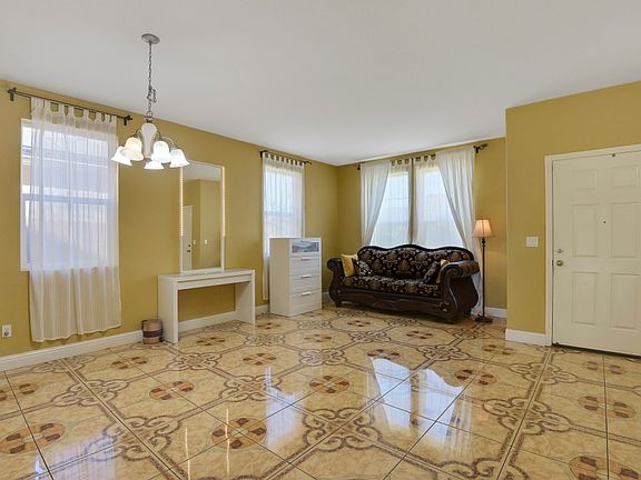 5th image of 832 White Oak Dr