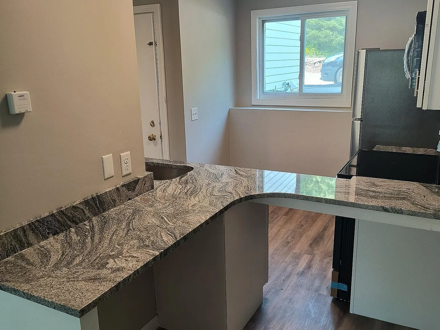 2 bed, 1.0 bath, 735 sqft, $1,975 — Photo 2