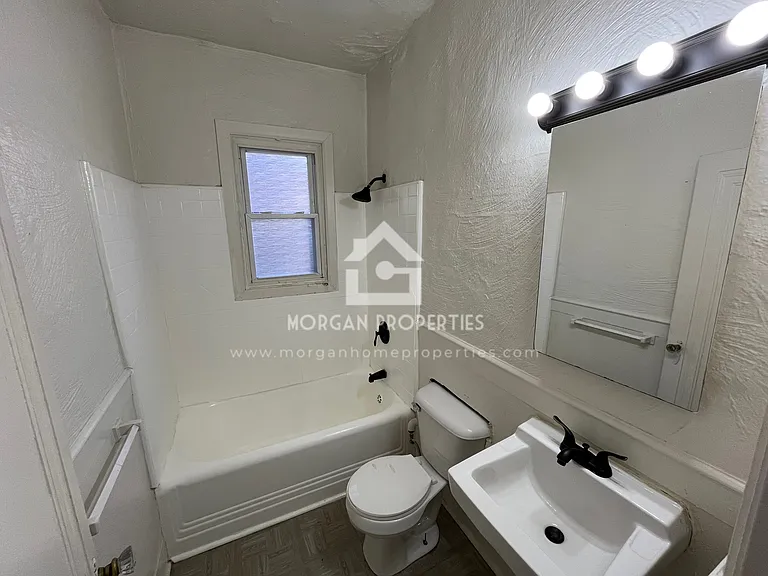 1231 W Walnut St — Photo 12