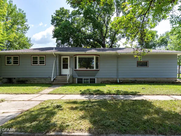 1724 6th Ave N, Grand Forks, ND 58203