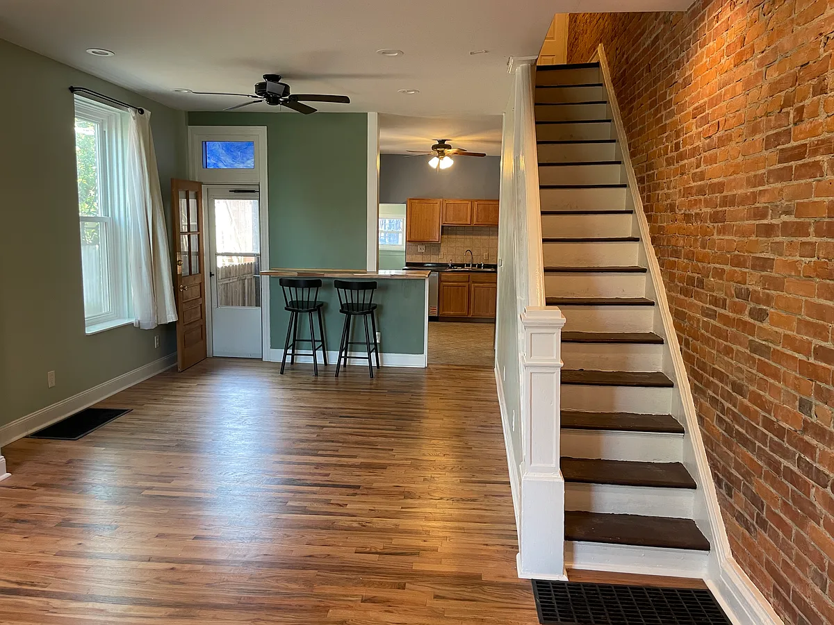Living room/entrance - 1816 Penn St