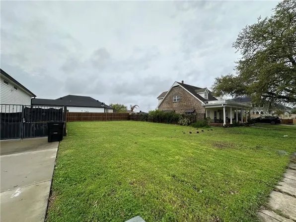 8316 Prince Dr, Chalmette, LA 70043