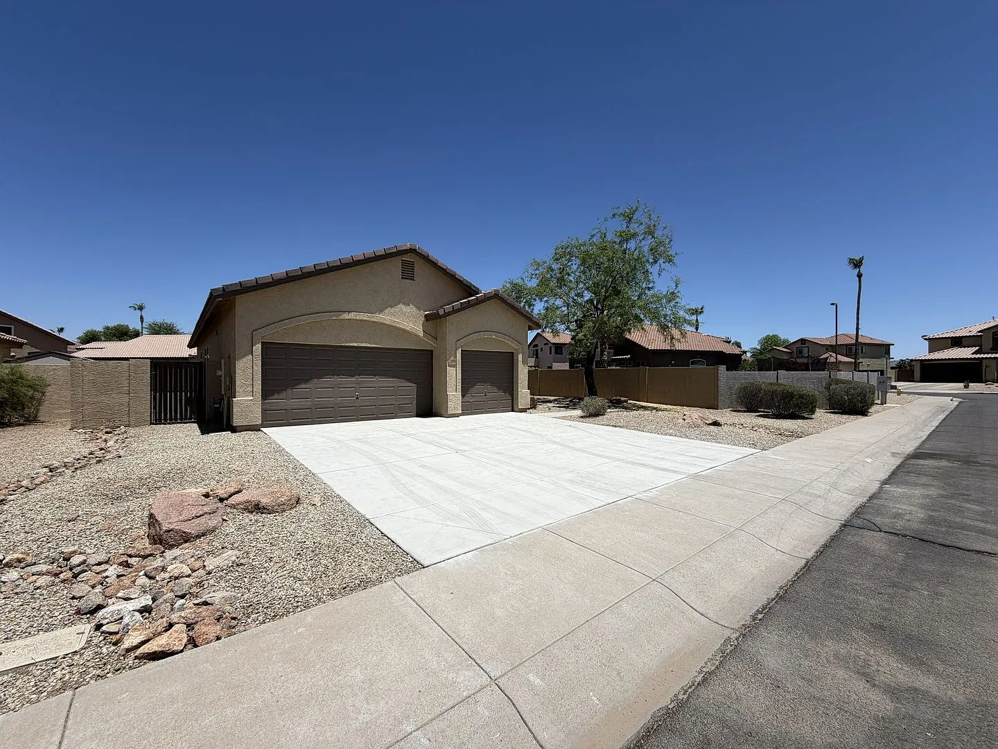 3-bedroom plus den 2-bathroom, 3 car garage! Spacious Backyard! — Photo 1