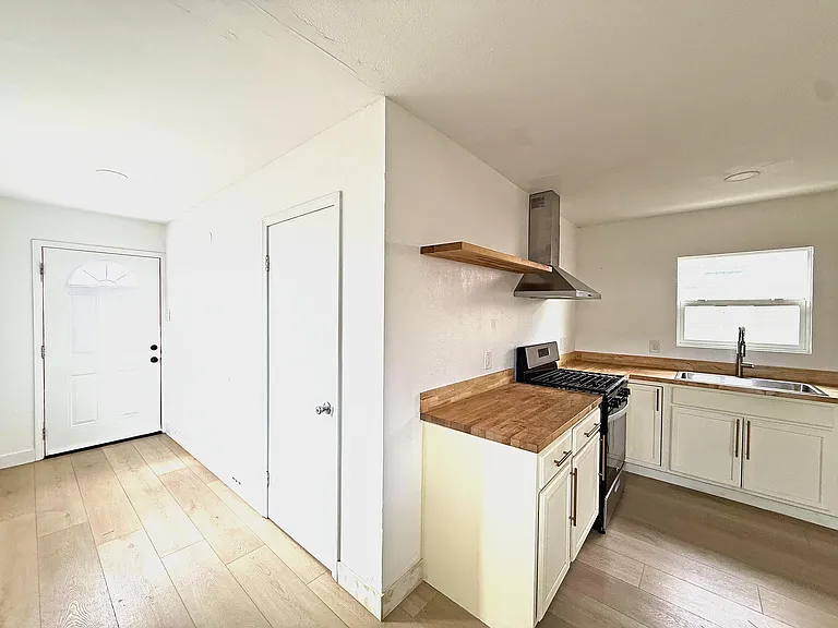 577 Florence St — Photo 13