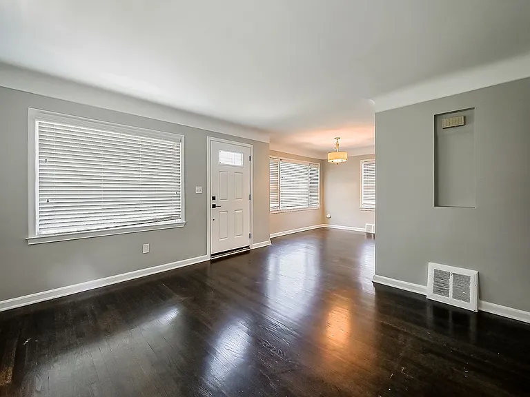 113 S Minerva Ave — Photo 8