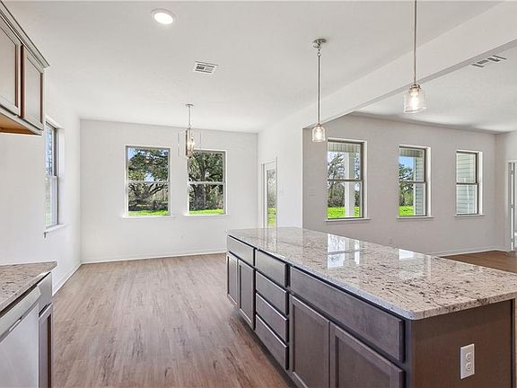5th image of 801 Dandelion Dr