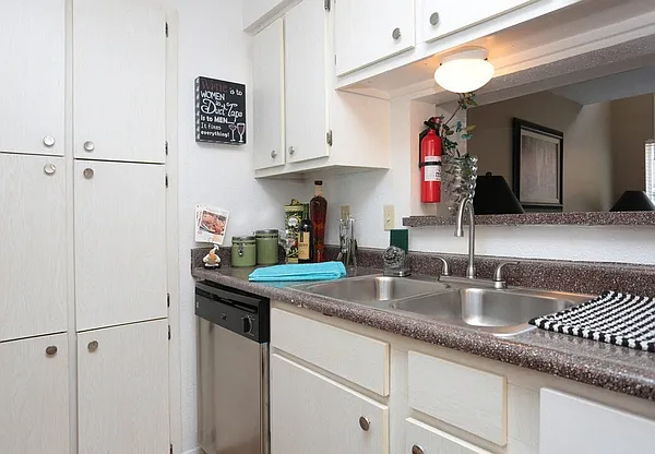 Lafayette Green Apartment Homes — Photo 10