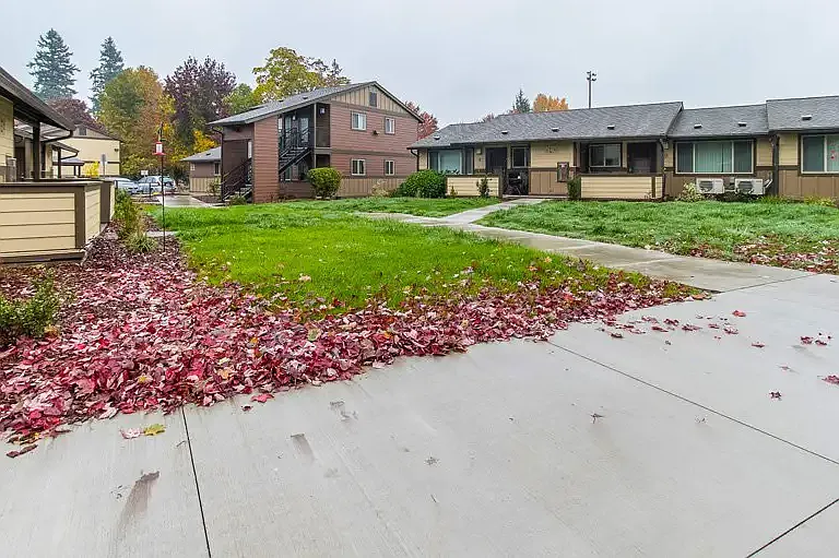 621 N Douglas Ln — Photo 3